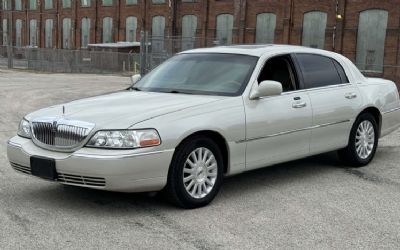 Photo of a 2004 Lincoln Town Car Sedan for sale