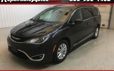 Photo of a 2017 Chrysler Pacifica Touring L Repairable Hail Damage for sale